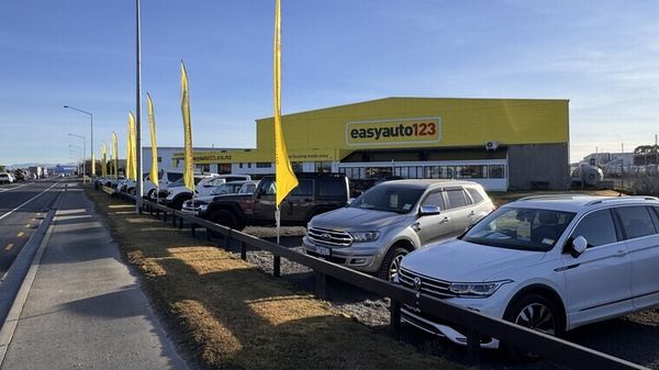Used-car brand opens new store