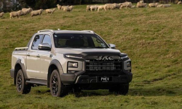 JAC T9 PHEV ute