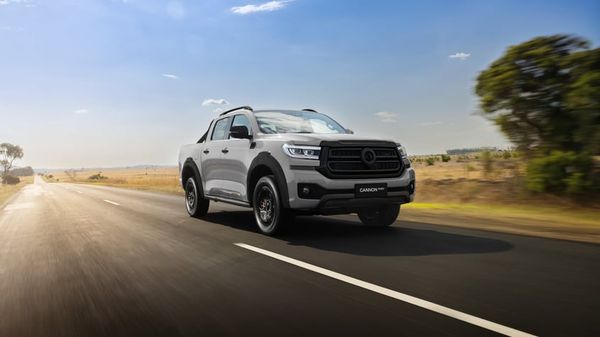 GWM Cannon Hi4-T PHEV driving on the road